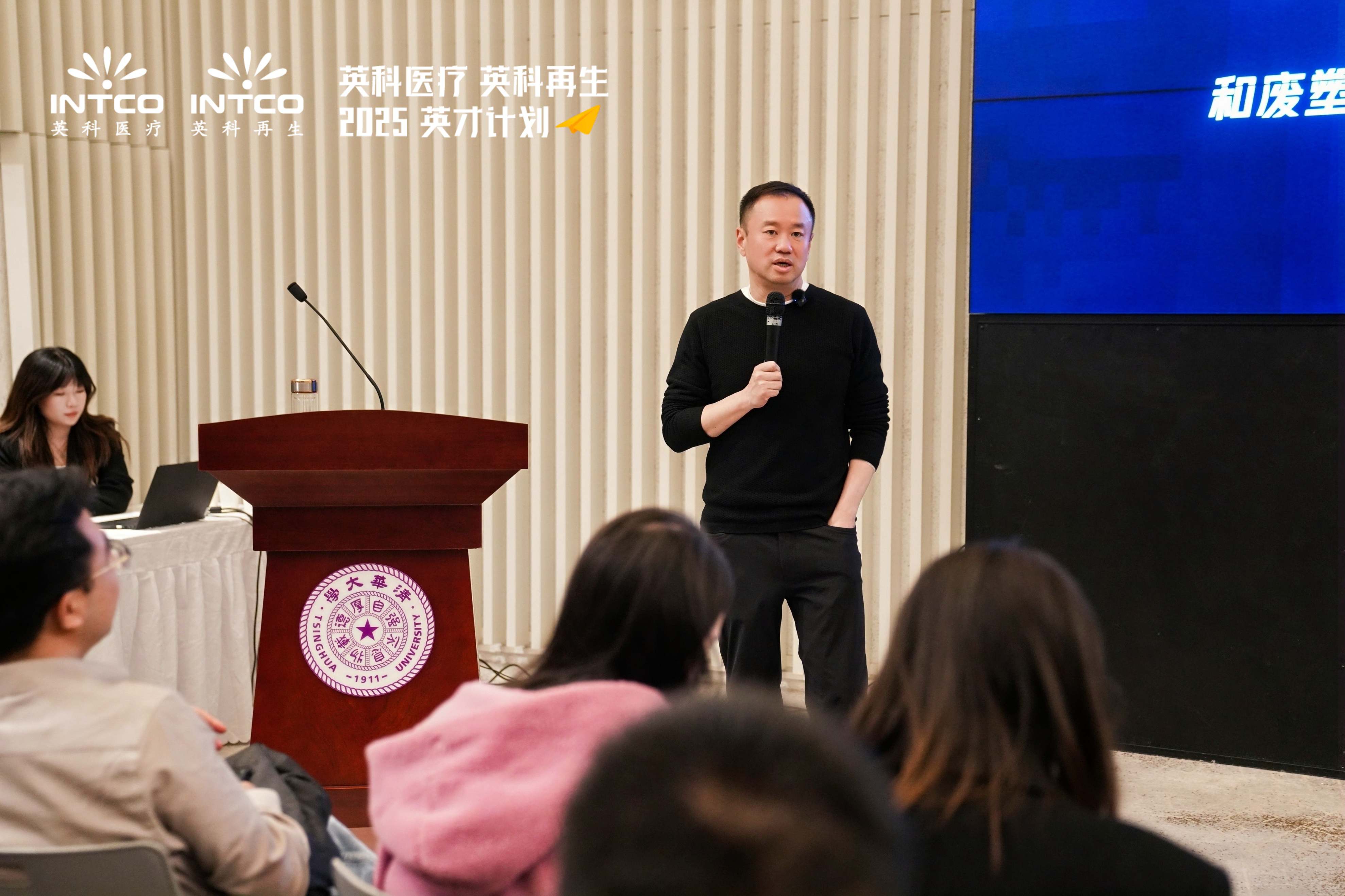 英科董事长刘方毅向在场学子分享了自己的创衣氟程