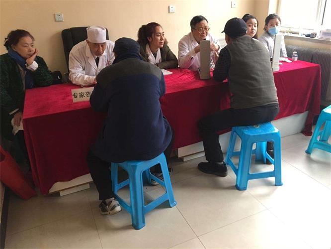 真情融入社区，，，，，义诊温暖民心