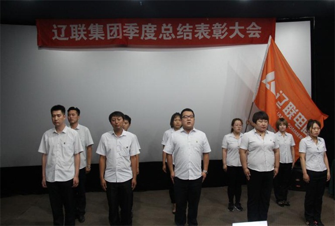 “充满青春的自满，，，，为梦想奋力前行”